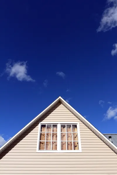 Hausaußenseite, Dach hautnah. vertikal. — Stockfoto