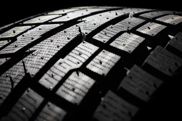 Nové zimní pneumatiky detail. — Stock fotografie