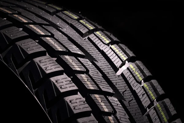 Novo pneu de inverno close-up . — Fotografia de Stock