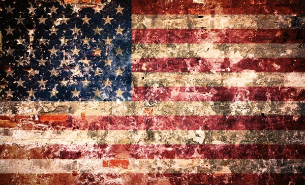 Σημαία των ΗΠΑ στο ξεφλούδισμα βάψιμο τοίχου — Φωτογραφία Αρχείου