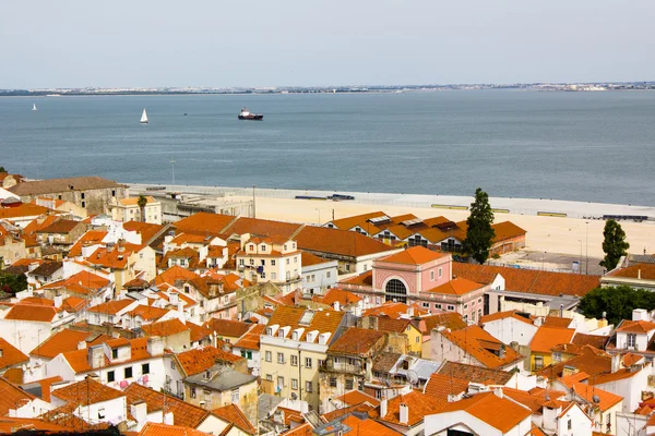 Alfama, Lizbona starożytnych, rzeka, statek — Zdjęcie stockowe