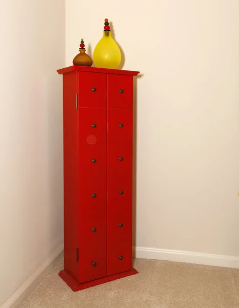Hörnet med röda tornet moderna byrå möbler med glas vaser. — Stockfoto