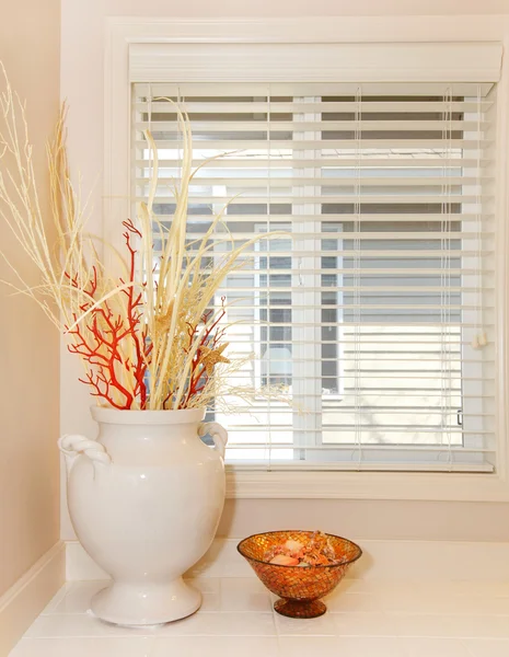 Fenster mit weißer Vase und Fliesen - Details zum Badezimmer. — Stockfoto