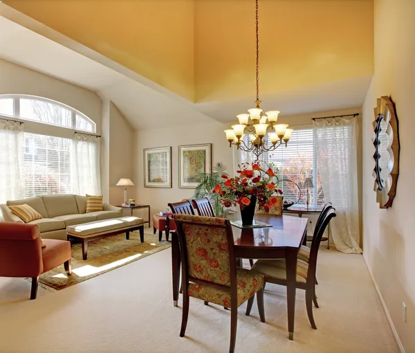 Elegante mesa de comedor con muebles clásicos y decoración . — Foto de Stock