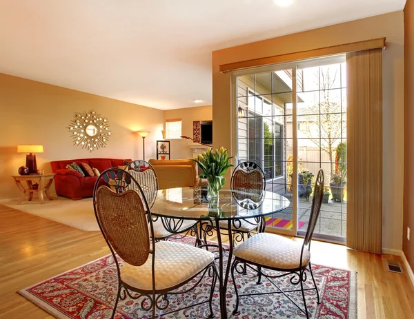 Elegante mesa de comedor cerca de gran puerta y sala de estar . — Foto de Stock