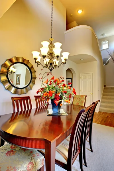 Elegante sala da pranzo classica di lusso con soffitto alto . — Foto Stock