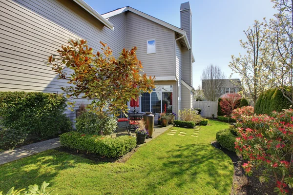 Nicely landscaped back yard with house during spring in NorthWest USA. — Stock Photo, Image