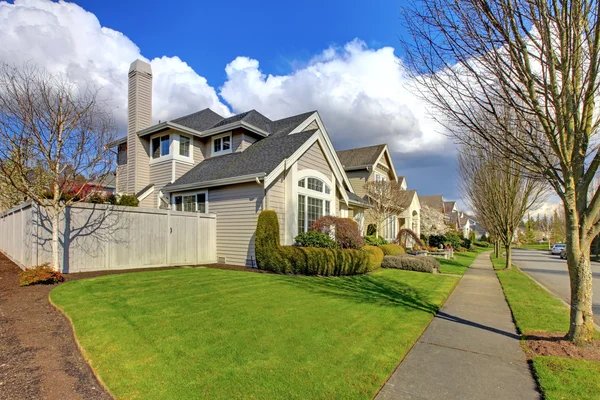 Classica casa americana e strada con recinzione in primavera . — Foto Stock