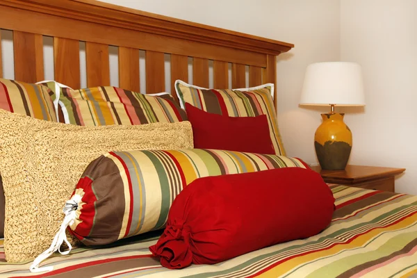 赤、黄色、緑木製のヘッドボードとベッドの詳細. — ストック写真