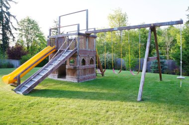 House çit arka bahçesinde çocuklar Bahçesi.