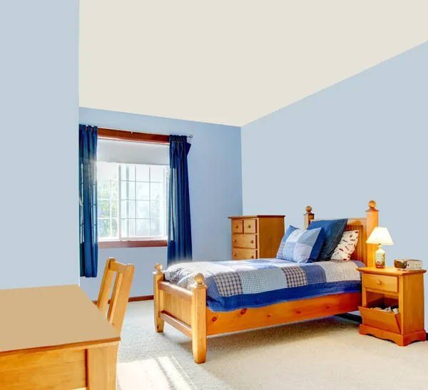 Camera blu ragazzi con letto in legno e tende . — Foto Stock