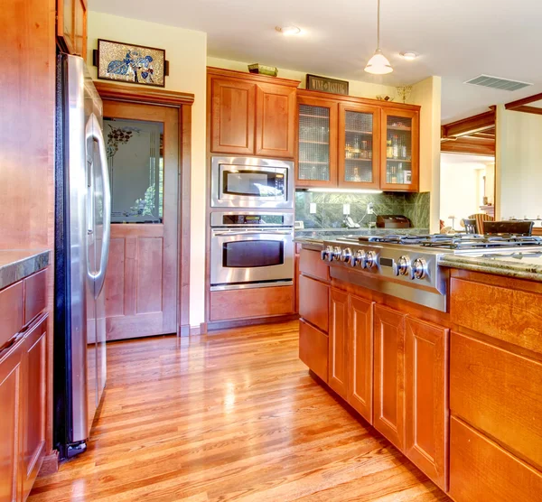 Cuisine de luxe en bois de cerisier intérieur avec bois franc . — Photo