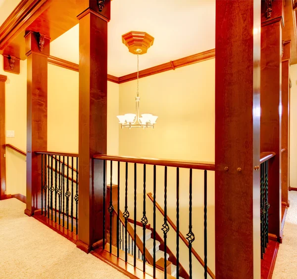 Escalier de luxe avec colonnes en bois et balustrades en métal . — Photo