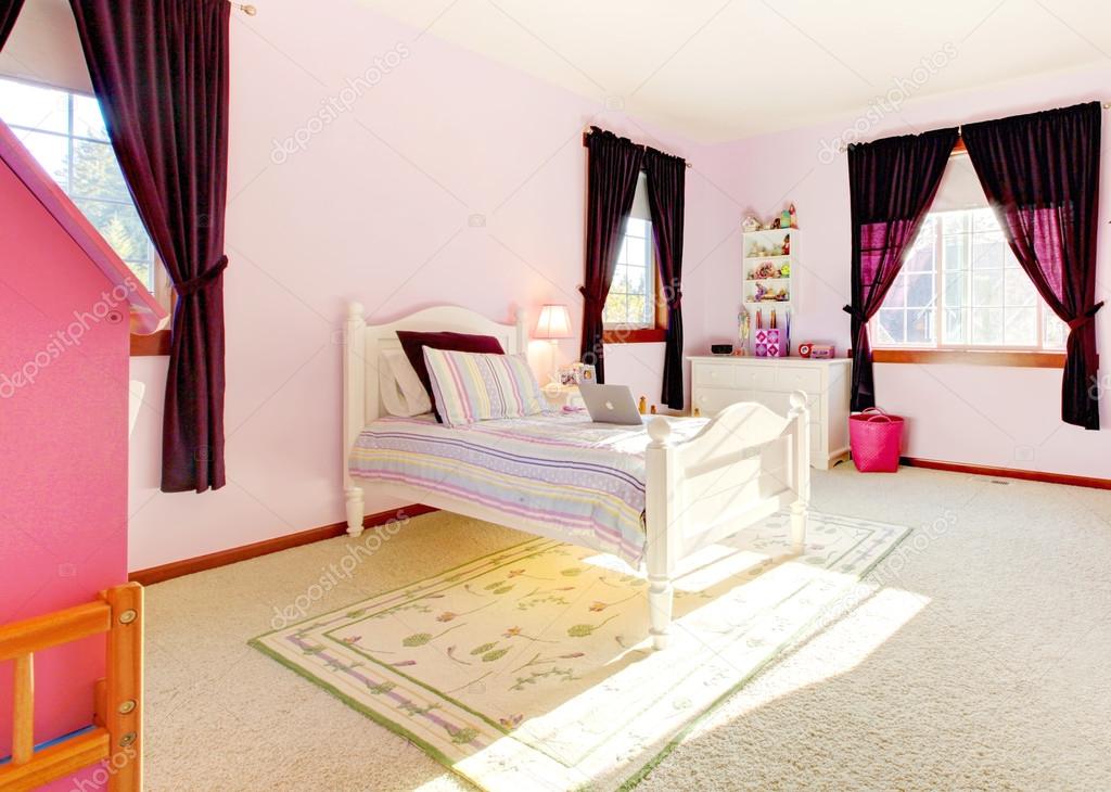 roze meisjes slaapkamer interieur met gordijnen en wit bed ... roze meisjes slaapkamer interieur met gordijnen en wit bed ...
