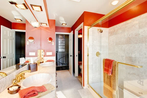 Badezimmer mit roten Wänden und begehbarer Dusche. — Stockfoto