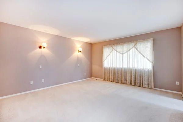 Grote beige slaapkamer met verlichting en gordijnen. — Stockfoto