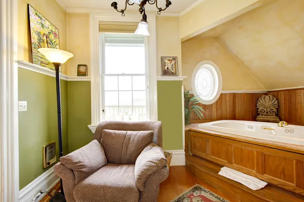 Historical Inn room interior - bathroom with tub and armchair. — Stock Photo, Image