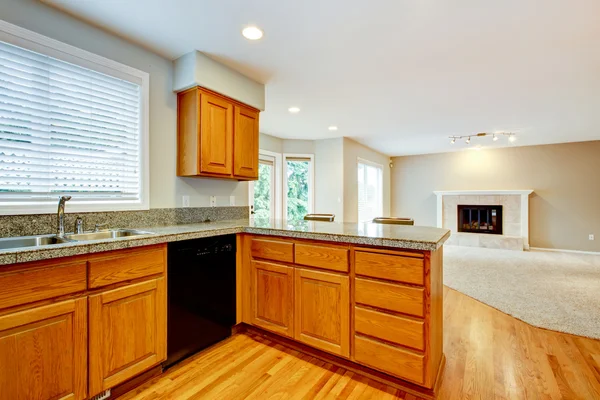 Grote lege open keuken met woonkamer huis interieur. — Stockfoto