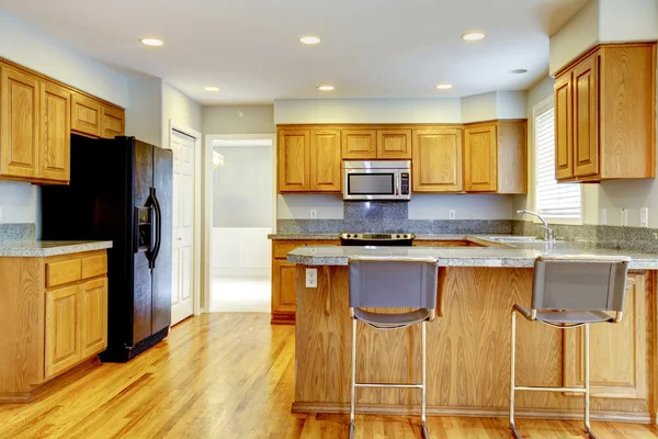 Nueva cocina clásica con taburetes de bar y madera dura . —  Fotos de Stock