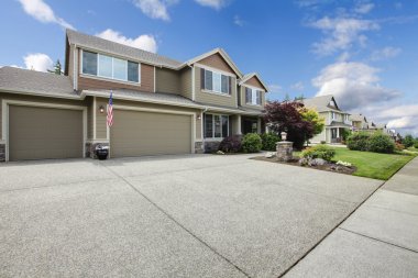 kahverengi Amerikan ev ile büyük driveway kaldırım ile.