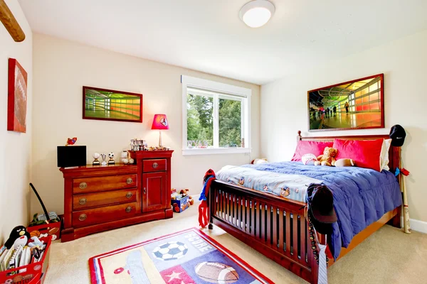 Спальня с деревянной мебелью и красочным искусством . — стоковое фото