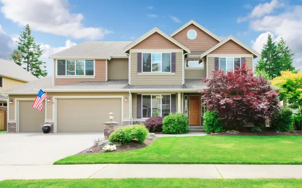 Beige gran casa de lujo con paisaje de verano . — Foto de Stock