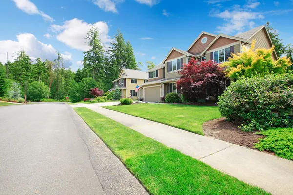 Schöne amerikanische Straße mit Gehweg und großen Häusern. — Stockfoto