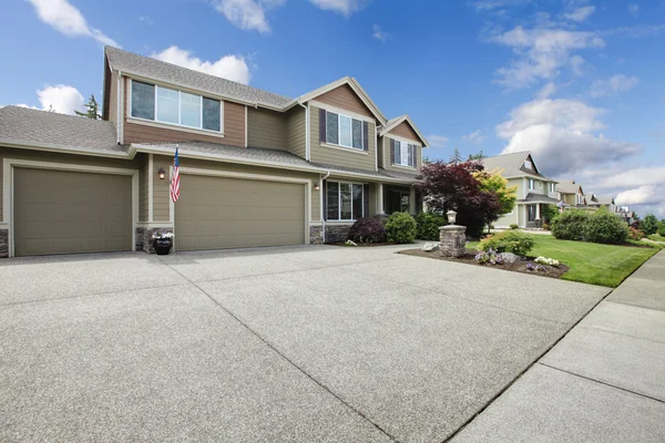 Bruin Amerikaans huis met wandelpad met grote oprit. — Stockfoto