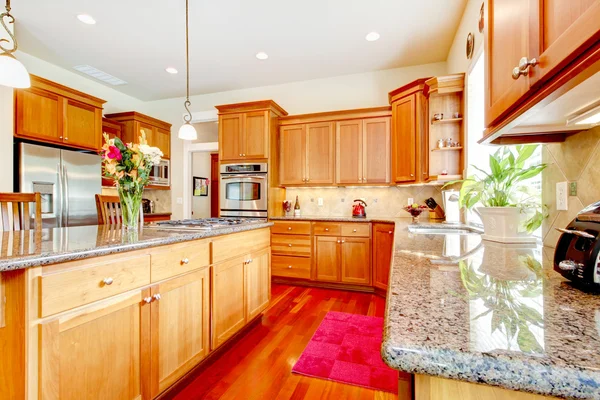 Wood luxury large kitchen with red and granite. — Stock Photo, Image