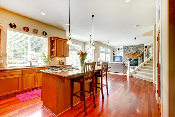 Dřevo luxusní Velká kuchyň, obývací pokoj s červenou a žuly. — Stock fotografie
