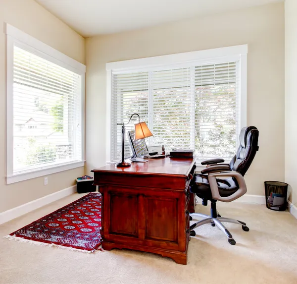 Biuro w domu z mahoniu krzesło biurko i letaher. — Zdjęcie stockowe