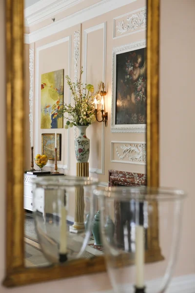 Diining room reflection in the mirror of historical antique room. — Stock Photo, Image