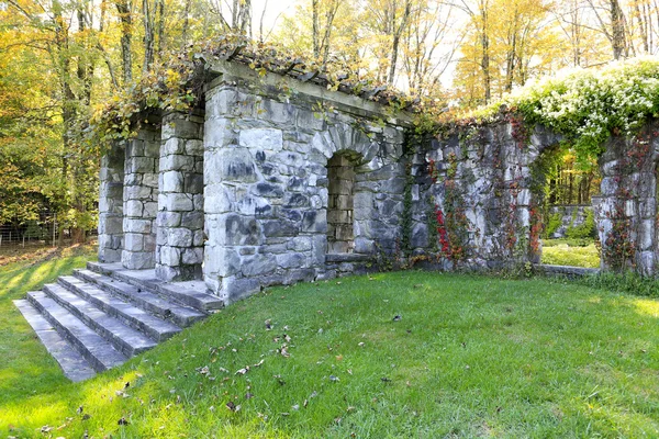 Struttura del giardino in pietra nella tenuta del Monte, Lenox . — Foto Stock