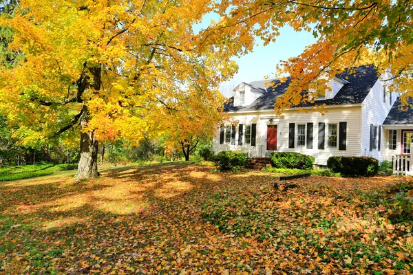 Klassieke new england Amerikaanse Huis buitenkant najaar. Stockafbeelding