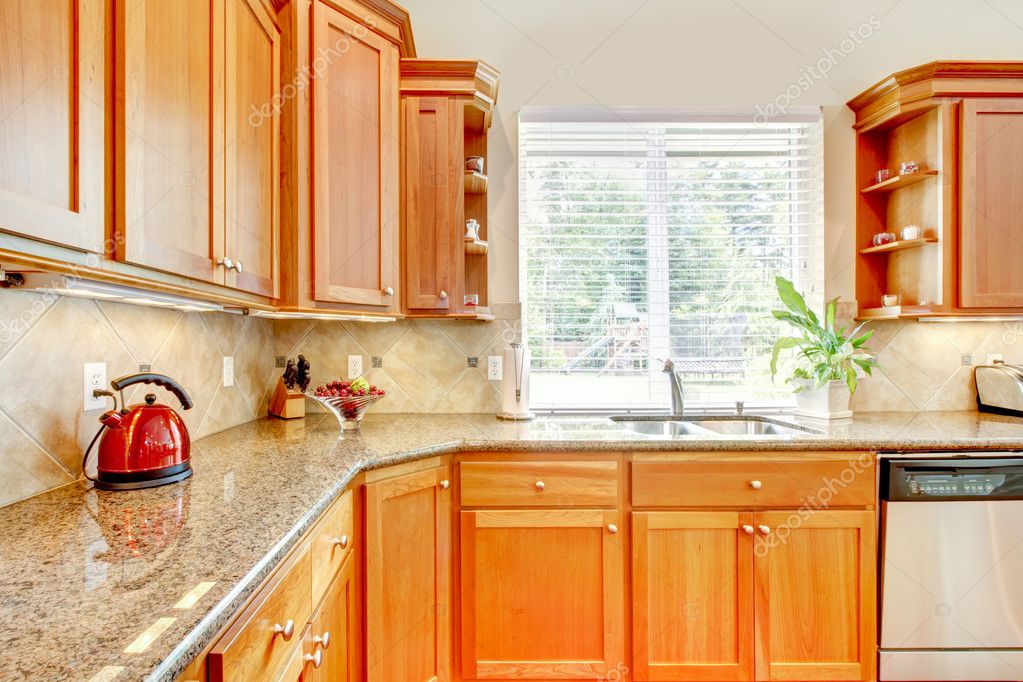 cocina de madera de lujo con granito y ventana — Fotos de Stock