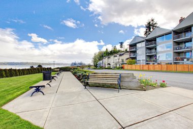 Apartman brenches ile yürüme yolu ile.