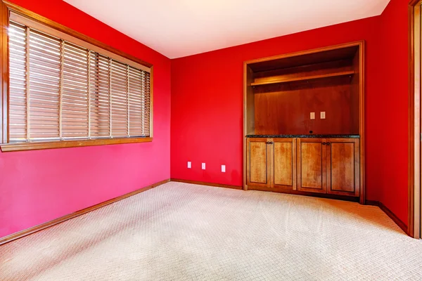 Quarto vazio vermelho com janela e buil no armário . — Fotografia de Stock