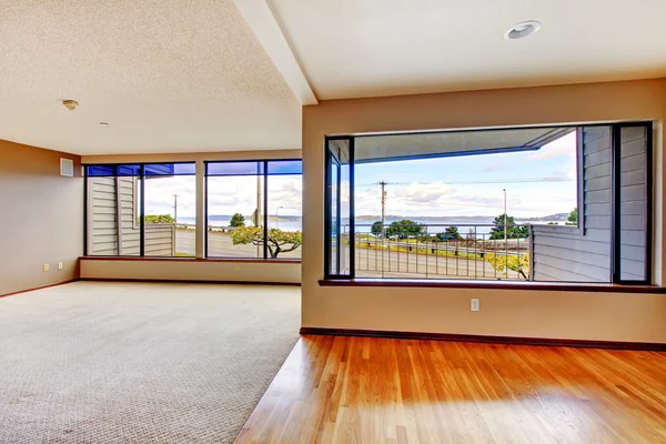 Apartamento sala de estar com grandes janelas . — Fotografia de Stock