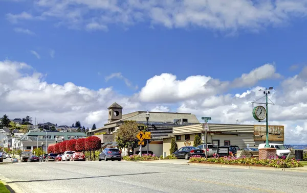 Apartment building with blue sky and road. — Stock Photo, Image