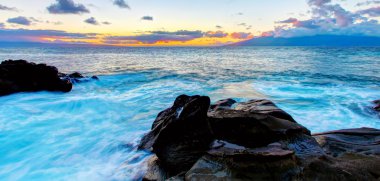 ada maui cliff sahil şeridi okyanus ile. Hawaii.