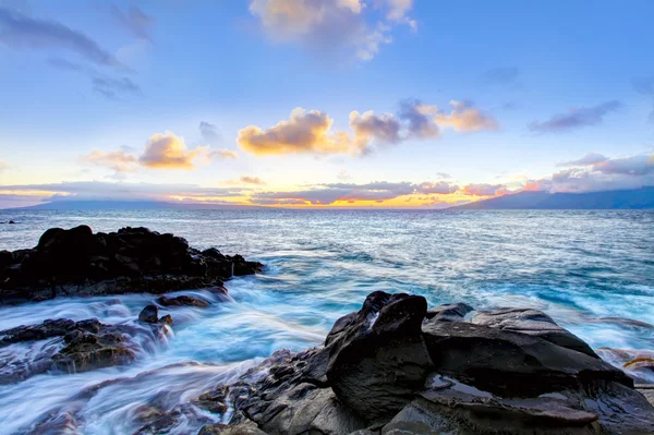 Ada maui cliff sahil şeridi okyanus ile. Hawaii. — Stok fotoğraf