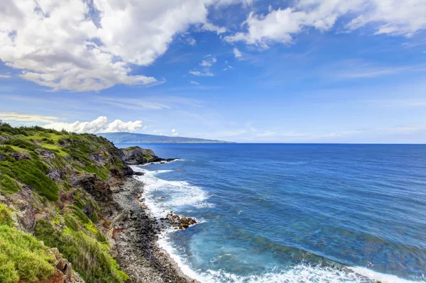 Isola Maui linea costiera scogliera con l'oceano. Hawaii . — Foto Stock