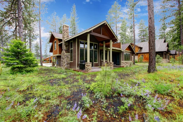 dağ kabin eve dış ile orman ve çiçekler.