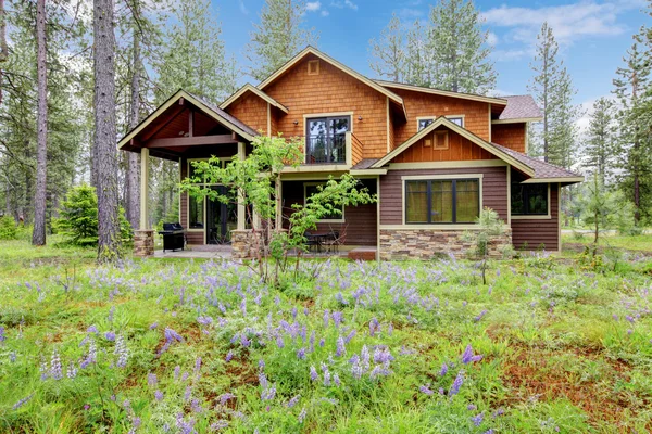 Berghütte Haus außen mit Wald und Blumen. — Stockfoto