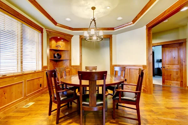 Comedor habitación de lujo con molduras de madera y suelo . — Foto de Stock