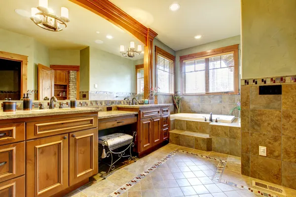Luxury large master bathroom in mountain home. — Stock Image Luxury large master bathroom in mountain home. Stock Photo