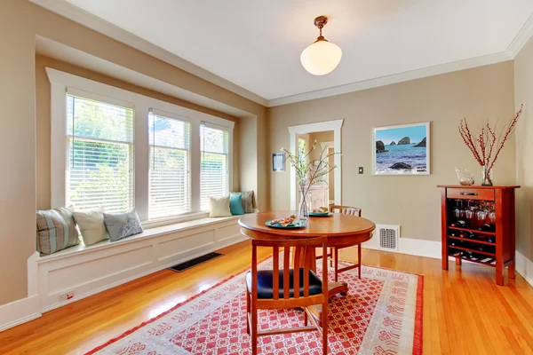 Élégante salle à manger avec banc de fenêtre avec parquet cerisier . — Photo