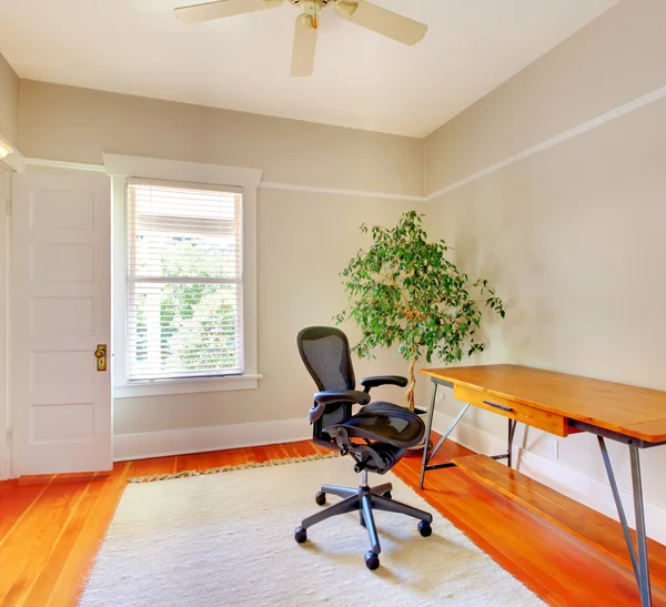 Home Office Zimmer Innenausstattung mit Schreibtisch. — Stockfoto