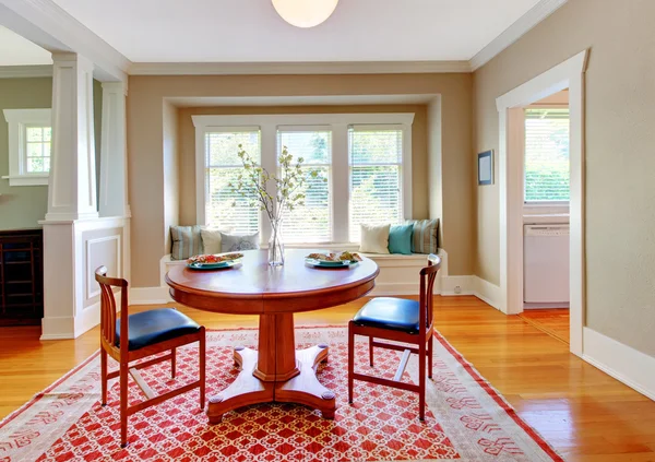 Beau décor de salle à manger avec beige, bleu et rouge . — Photo