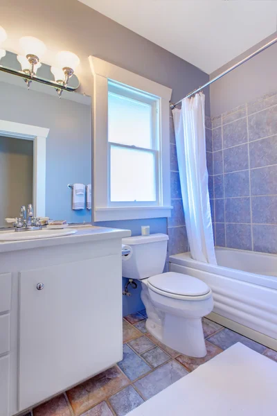 Baño azul con armarios blancos con baldosas de piedra y azulejos azules . —  Fotos de Stock